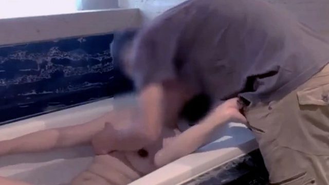 Tergoda Sama Istri Teman Kerja Yang Lagi Mandi